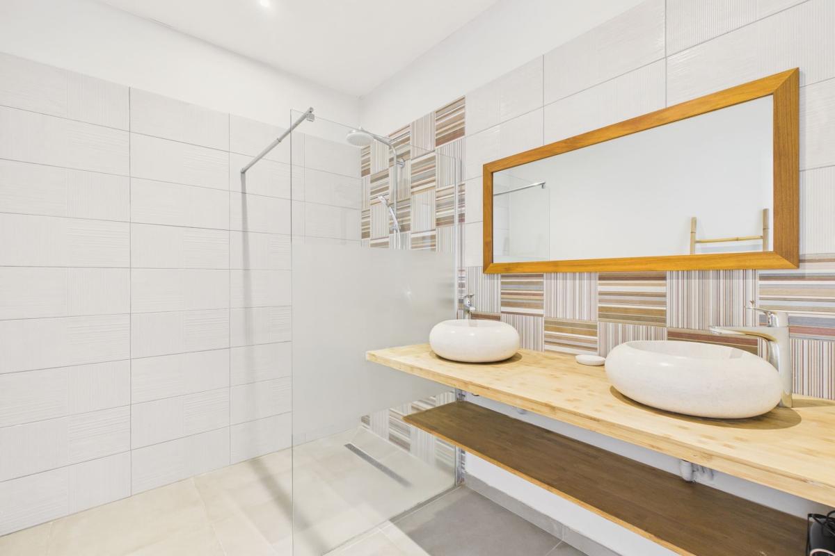 Location villa martinique 13 personnes 4 chambres - salle de douche chambre 2